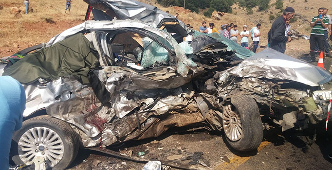 Otomobille pikap çarpıştı: 5 kişi öldü, 8 kişi yaralandı