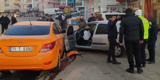 Otomobille taksi çarpıştı: Yaralılar var