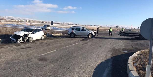 Otomobiller birbirine girdi: 5 yaralı