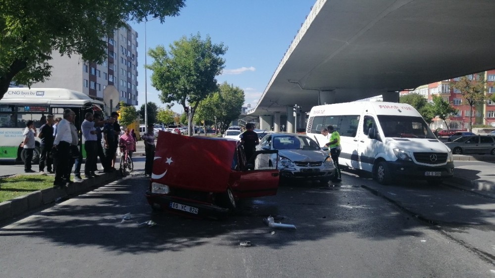 Otomobiller çarpıştı: 1 yaralı 