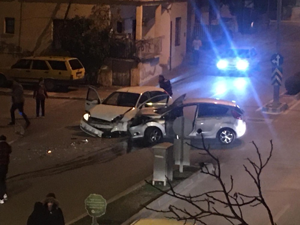 Otomobiller çarpıştı: 2 yaralı 