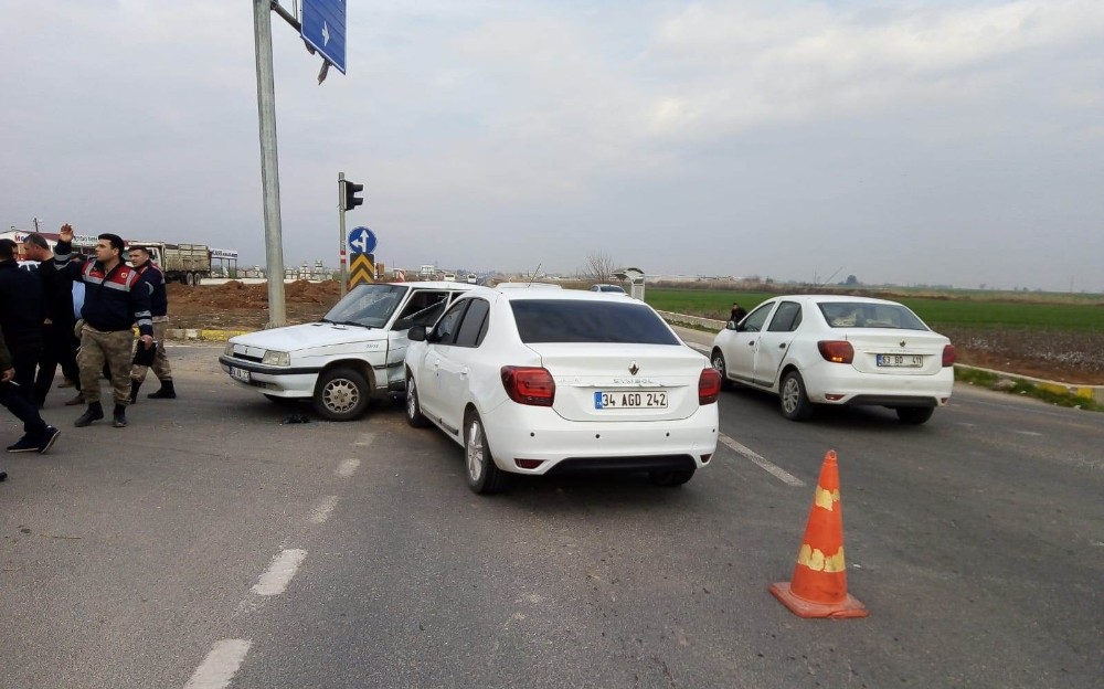 Otomobiller çarpıştı: 3 yaralı 