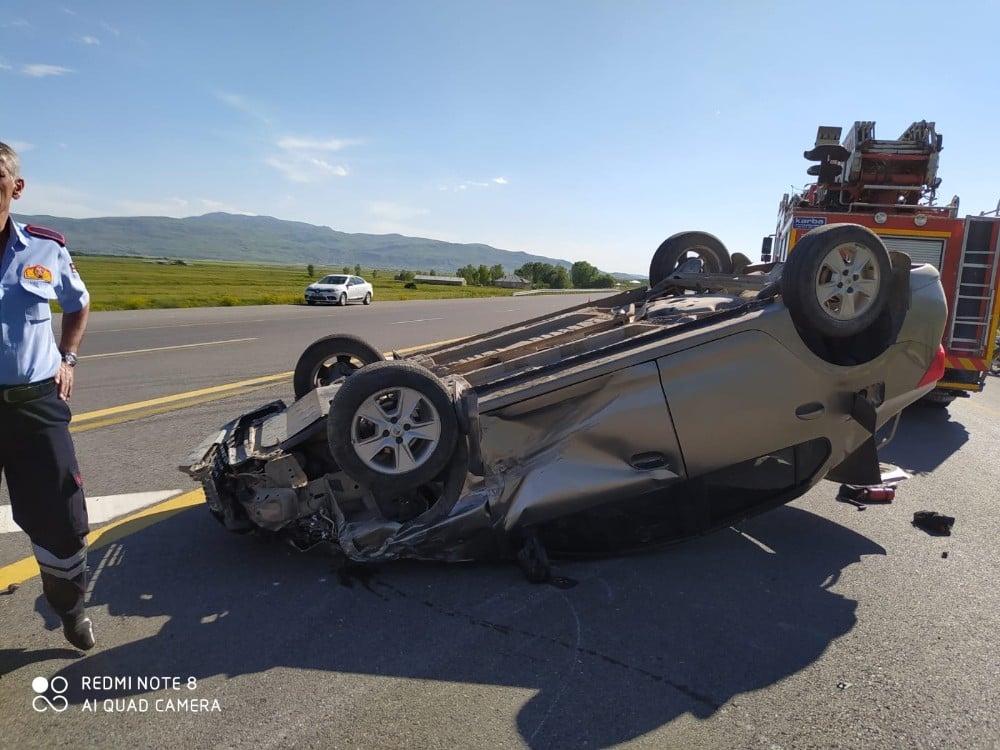 Otomobiller çarpıştı: 3 yaralı 