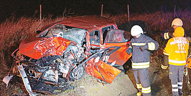 Otomobiller çarpıştı: 4 ölü