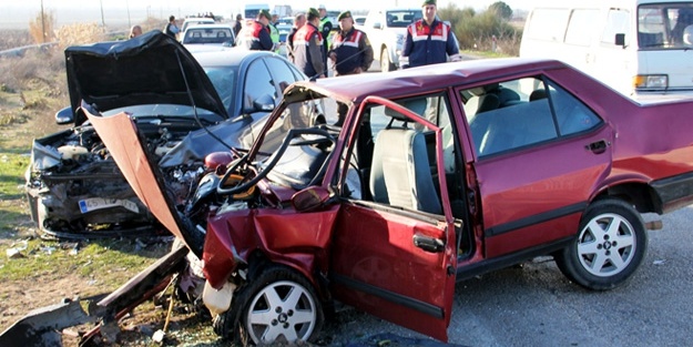 Otomobiller çarpıştı: 8 yaralı