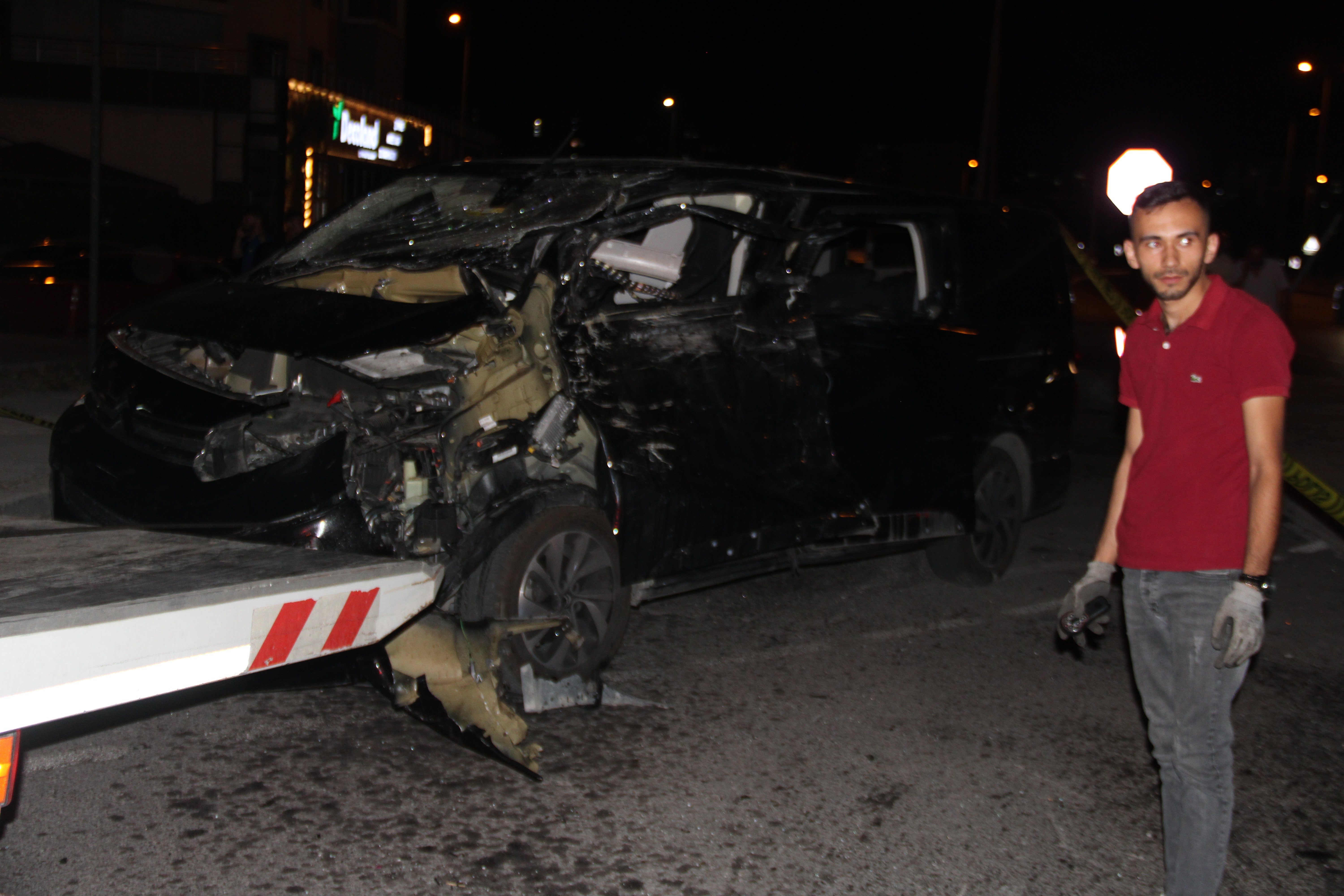 Otomobiller çarpıştı, park halindeki araçlar zarar gördü
