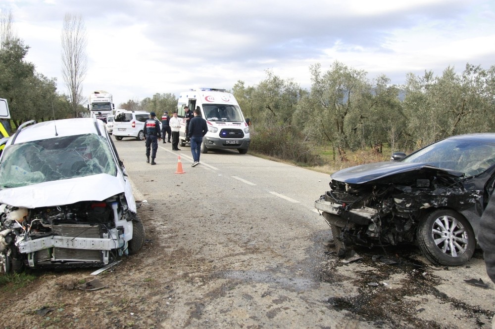 Otomobiller kafa kafaya çarpıştı 