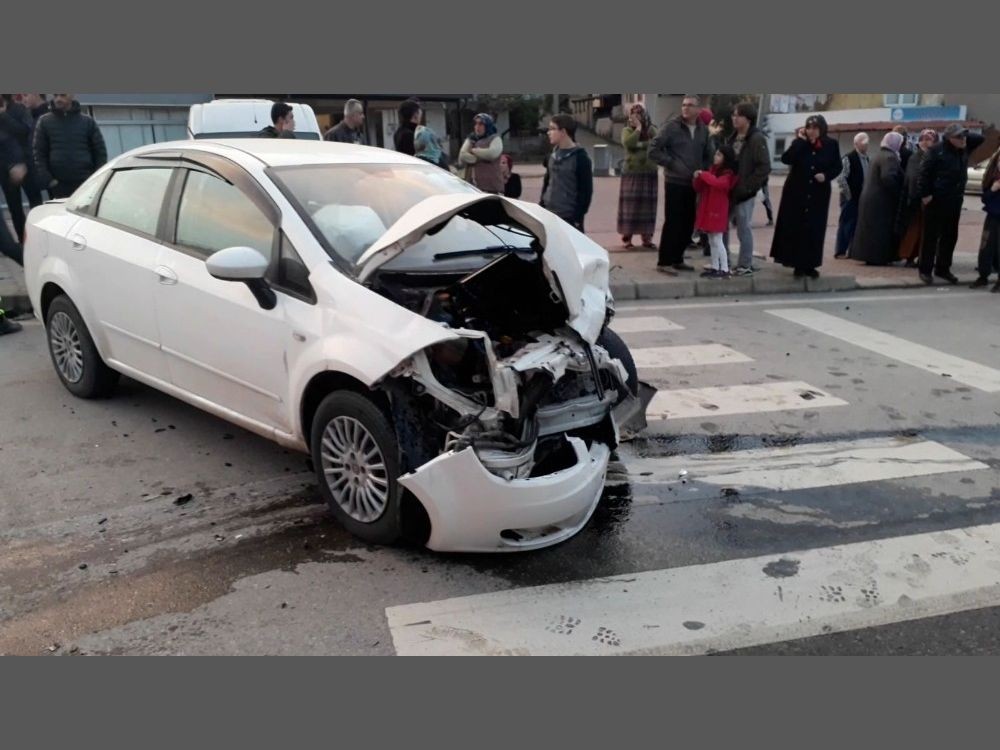 Otomobiller kafa kafaya çarpıştı: 1’i ağır 4 yaralı