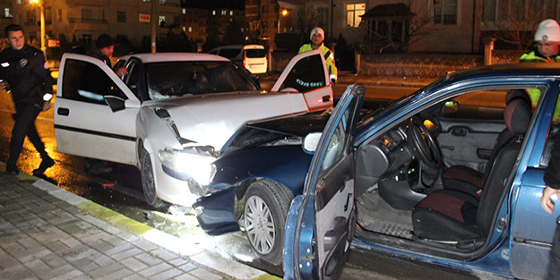 Otomobiller kafa kafaya çarpıştı! 1'i bebek 6 kişi yaralandı