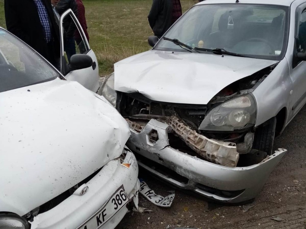 Otomobiller kafa kafaya çarpıştı: 2 yaralı 