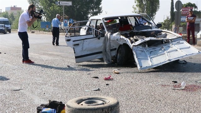Otomobiller kafa kafaya çarpıştı: 2’si çocuk 10 yaralı