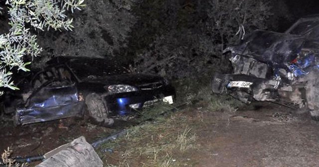 Otomobiller kafa kafaya çarpıştı, 3 ölü, 2 yaralı