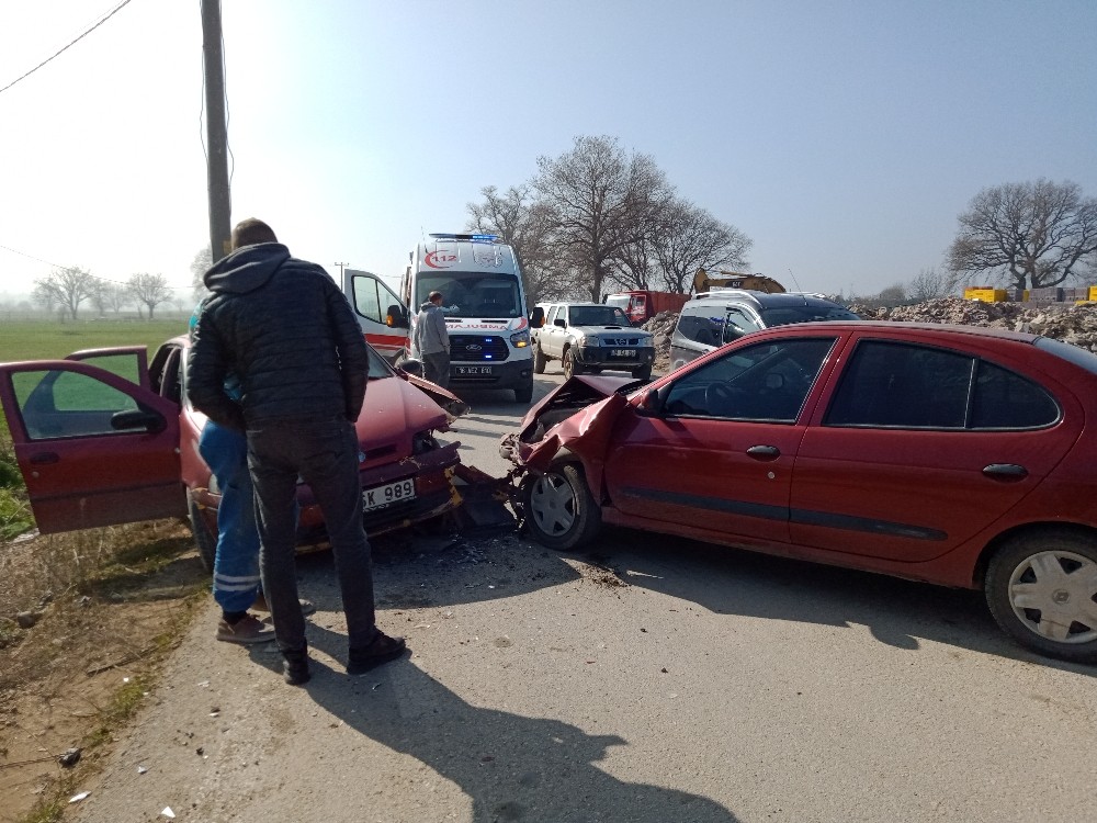 Otomobiller kafa kafaya çarpıştı: 3 yaralı 
