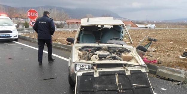 Otomobiller kafa kafaya çarpıştı! 6 yaralı
