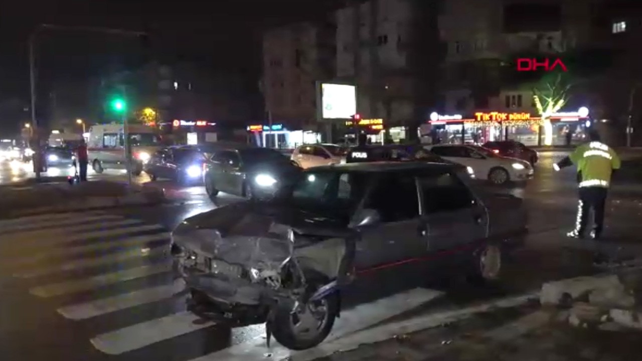 Otomobiller kafa kafaya çarpıştı