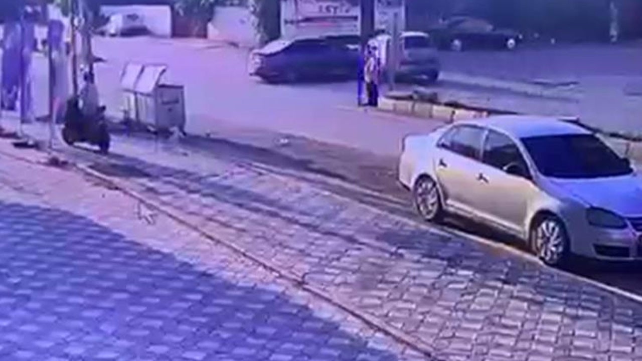 Otomobiller kafa kafaya çarpıştı! Korkunç kaza kamerada