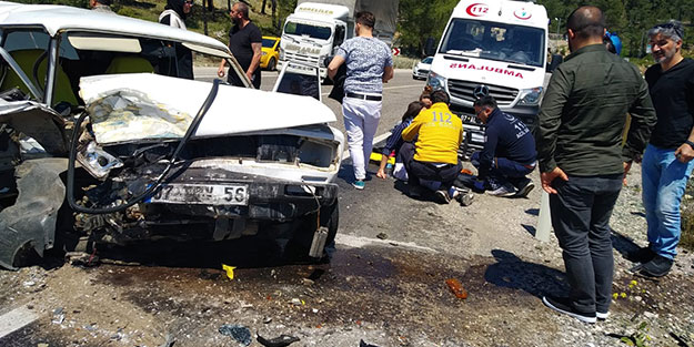 Otomobiller kafa kafaya çarpıştı! Yaralılar var