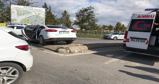 Otomobiller kavşakta çarpıştı: 2 kişi yaralandı