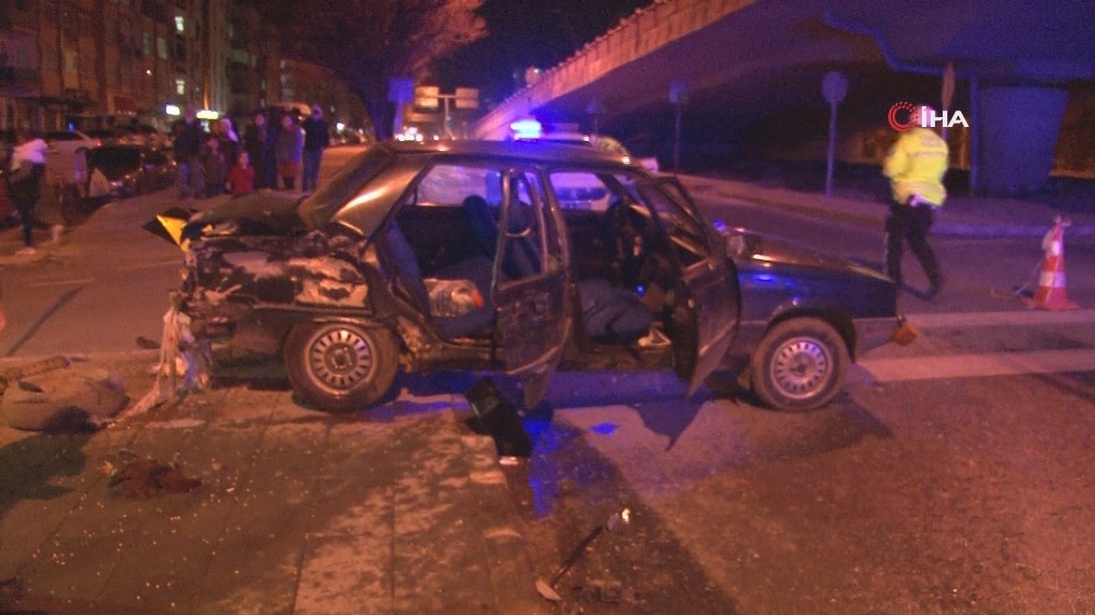 Otomobiller kavşakta çarpıştı: 4 yaralı 