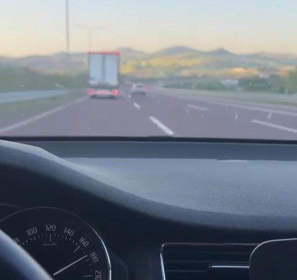 Otomobiller tırın hızına yetişemedi