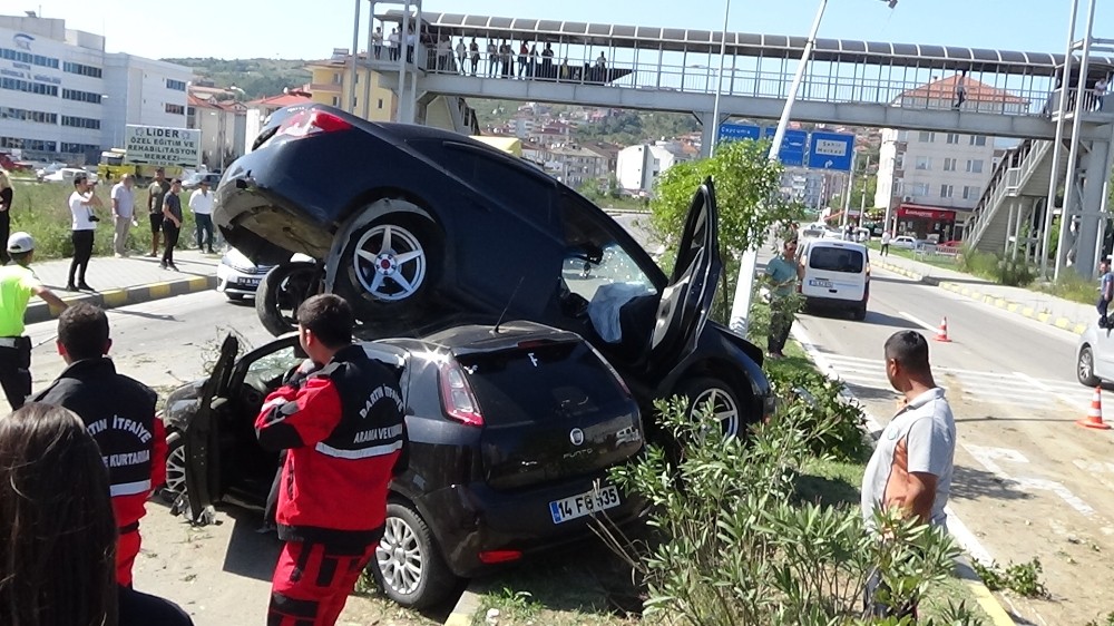 Otomobiller üst üste çıktı: 10 yaralı 