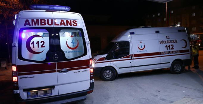 Otomobillere çarpan ambulans devrildi: 4 yaralı