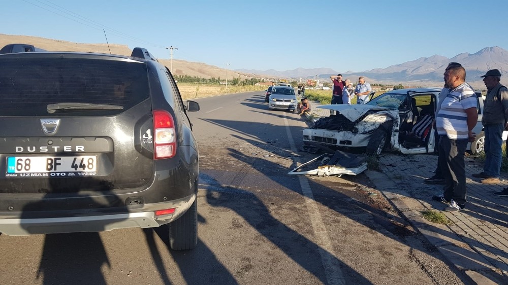 Otomobillerin hurdaya döndüğü kazada 3 kişi yaralandı 