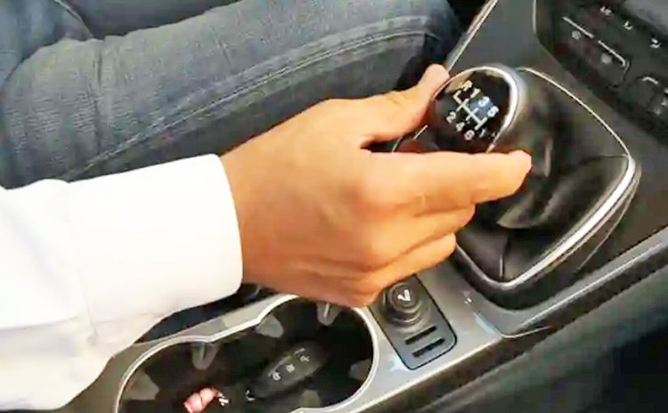 Otomotiv pazarında manuel otomobillerin payı tek haneye yaklaştı: Manuel araç satışları dibe vurdu