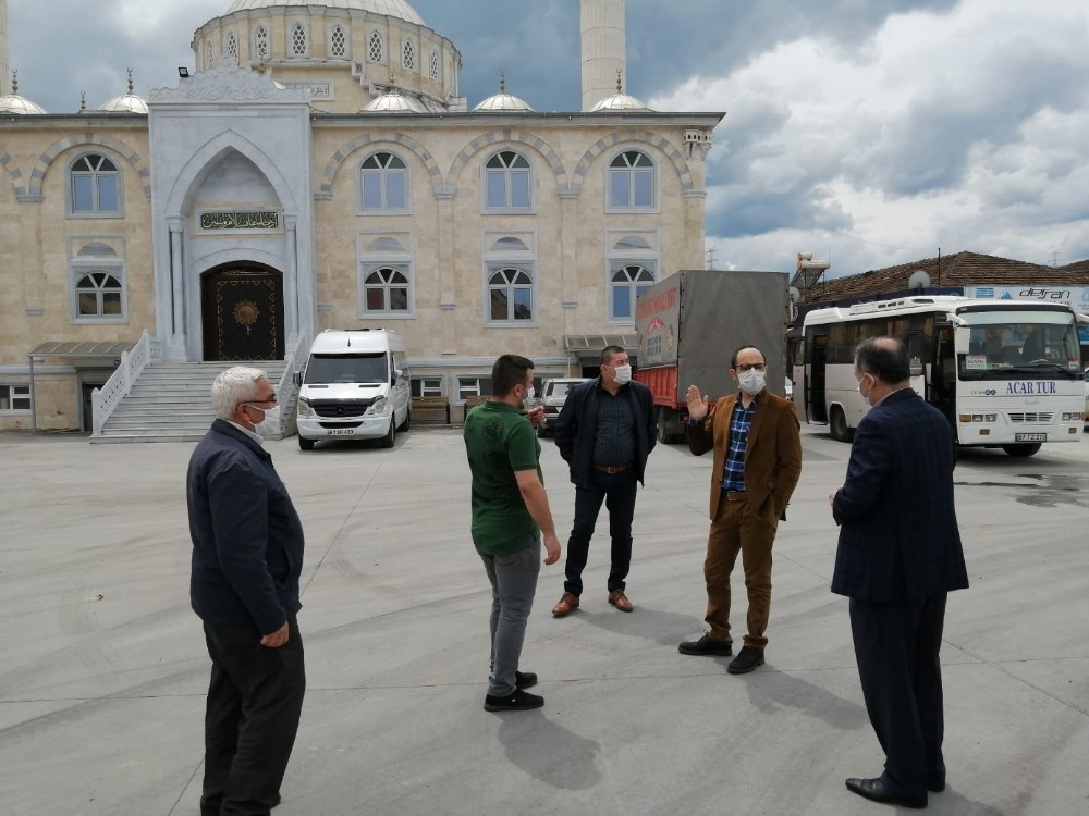 Otopark Cuma namazı için hazırlanıyor 