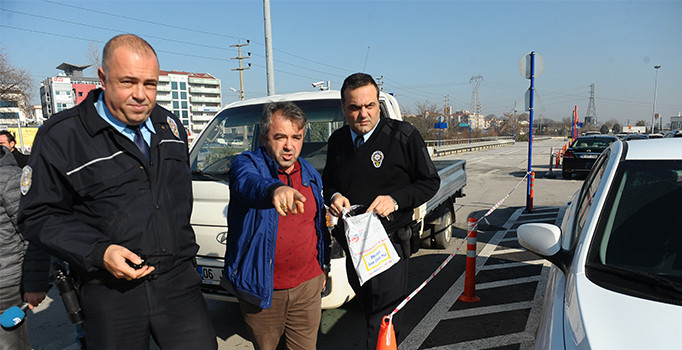 Otoparkta bulduğu 20 bin lirayı sahibine teslim etti