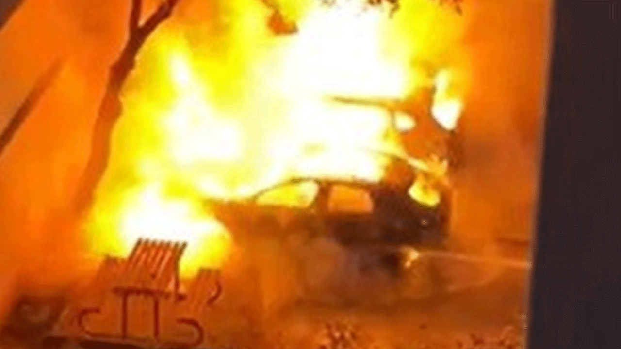 Otopark'ta bulunan 2 lüks araç cayır cayır yandı!