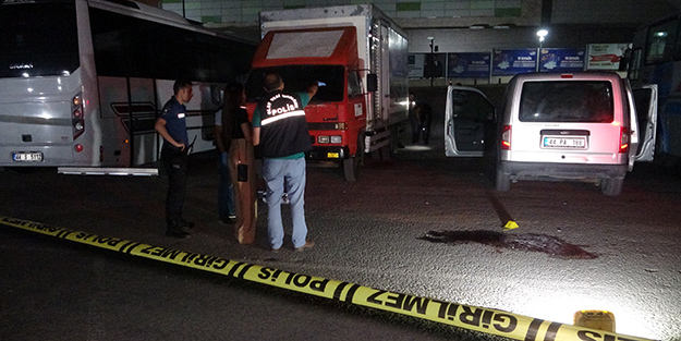 Otoparkta kanlar içerisinde bulunan adam hastanede öldü