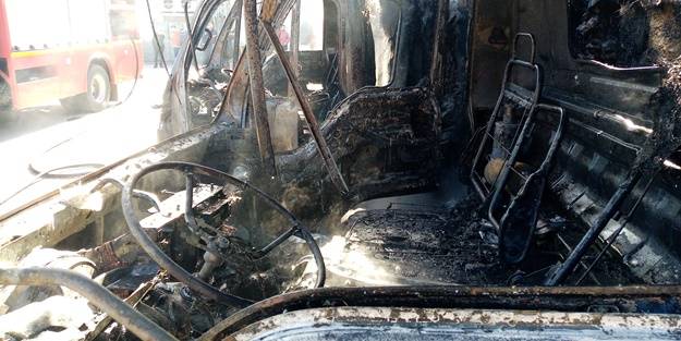 Otoparkta park halindeki 2 kamyonda yangın