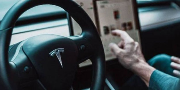 Otopilotu açıp uyuyan Tesla sürücüsü 40 km boyunca polisleri alarma geçirdi