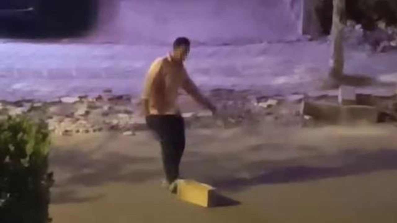 Otostop çekerken kullandığı yöntem şaşırttı! Bakın araçlar dursun diye ne yaptı