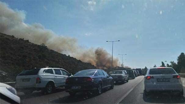 Otoyol kenarında büyük yangın! Alev alev… Yol dumanlarla kaplandı
