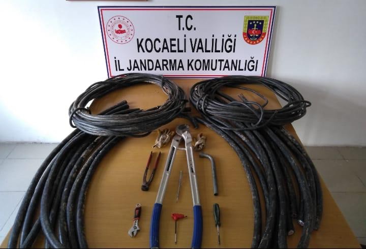 Otoyol ve iş yerlerinden çaldıkları kabloları satanlar suçüstü yakalandı 