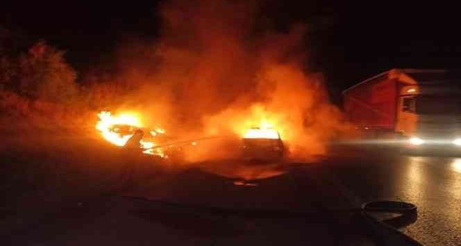 Otoyolda araç alev topuna döndü