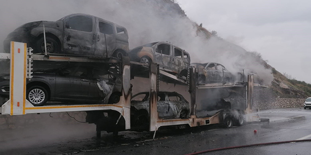 Otoyolda feci kaza! 8 sıfır otomobil cayır cayır yandı