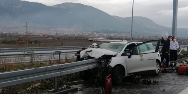 Otoyolda feci kaza! Ok gibi saplandı