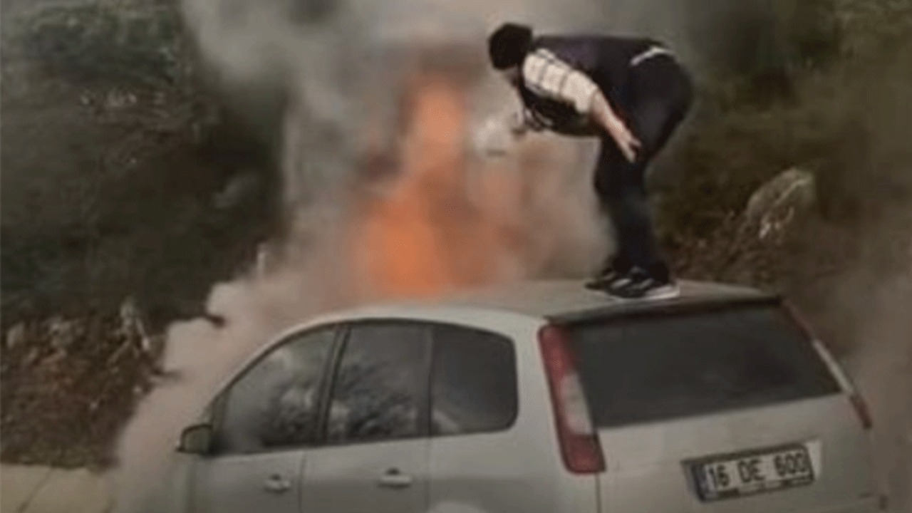 Otoyolda inanılmaz anlar! Yangını su şişesiyle söndürmeye çalıştı!