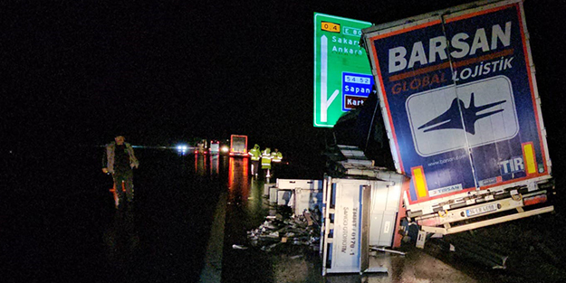 Otoyolda makaslayan tır, bariyerlere çarptı