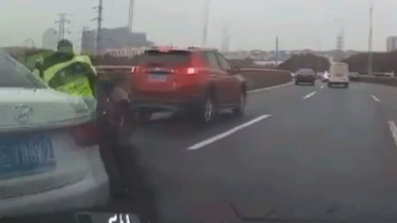 Otoyolda skandal anlar! Aracını geri kaçırıp çarptı, polisi görünce inkar etti