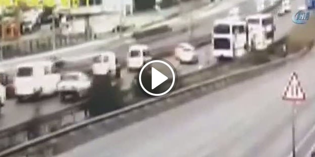 Otoyoldaki feci kaza kamerada