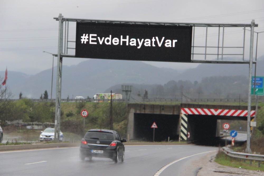 Otoyollardaki tabelalara ‘Evde Hayat Var’ yazıldı 