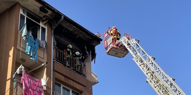 Oturduğu evi yaktı!