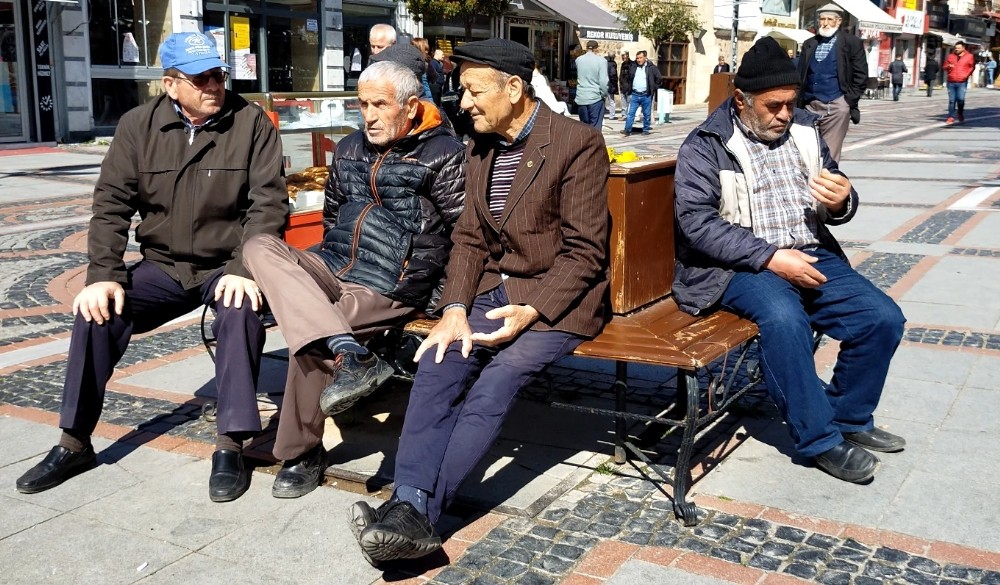 Oturma alanlarına akın eden yaşlılardan ilginç açıklamalar 
