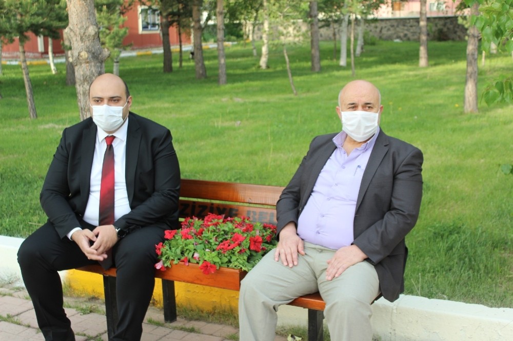 Oturma banklarına çiçekli sosyal mesafe 