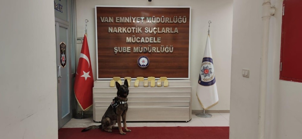 Oturma odasındaki kanepenin altında 6 kilo 771 gram eroin ele geçirildi 