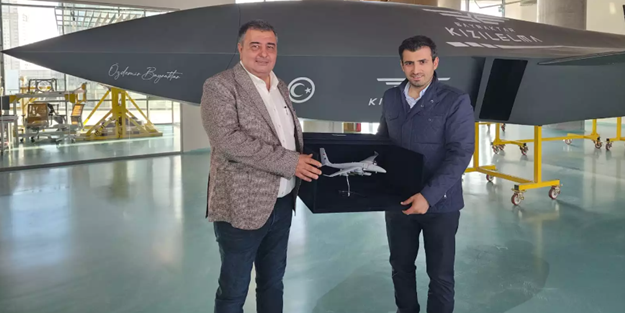 Övgü dolu sözler! Bayraktar'a giden ODA TV yazarı şaşkına döndü